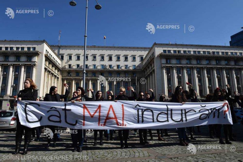 Zeci de persoane, majoritatea femei, s-au adunat astăzi în faţa Ministerului de Interne pentru a cere acţiuni concrete de protecţie pentru victimele violenţei domestice