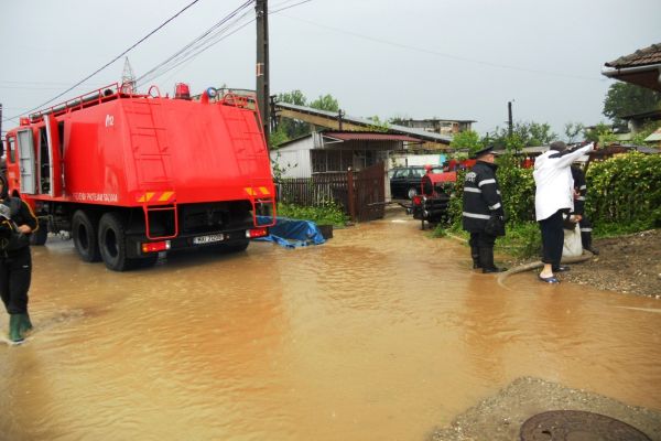 Pompierii scot apa din cinci gospodării ale municipiului Făgăraș