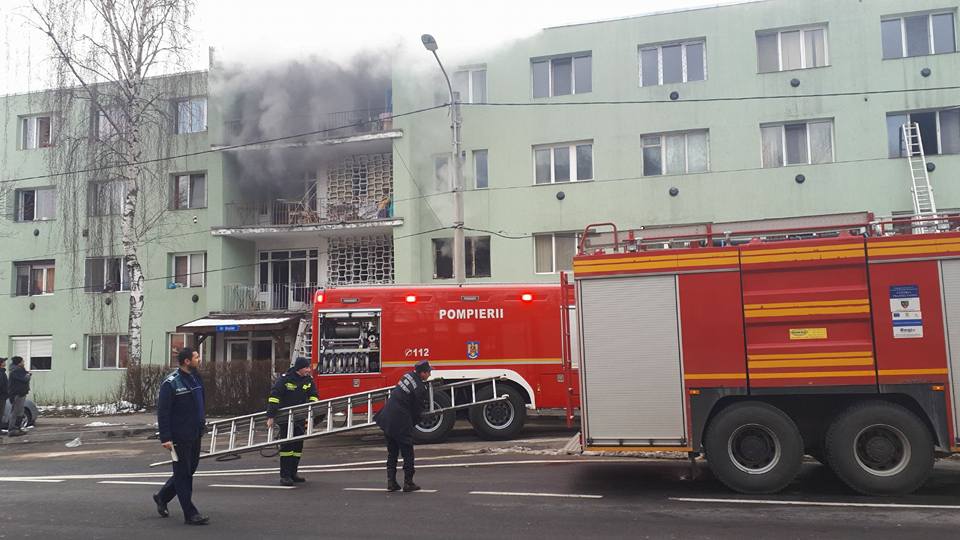 UPDATE Incendiu la o garsonieră din Brașov