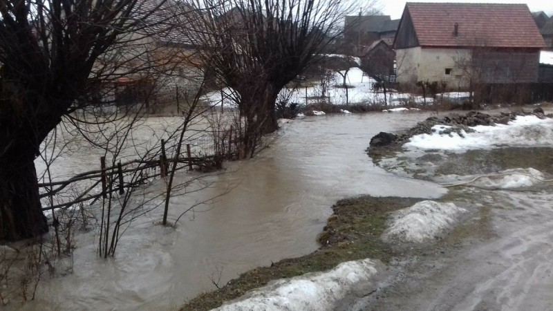 În judeţul Harghita peste 400 de gospodării au fost afectate de inundaţii