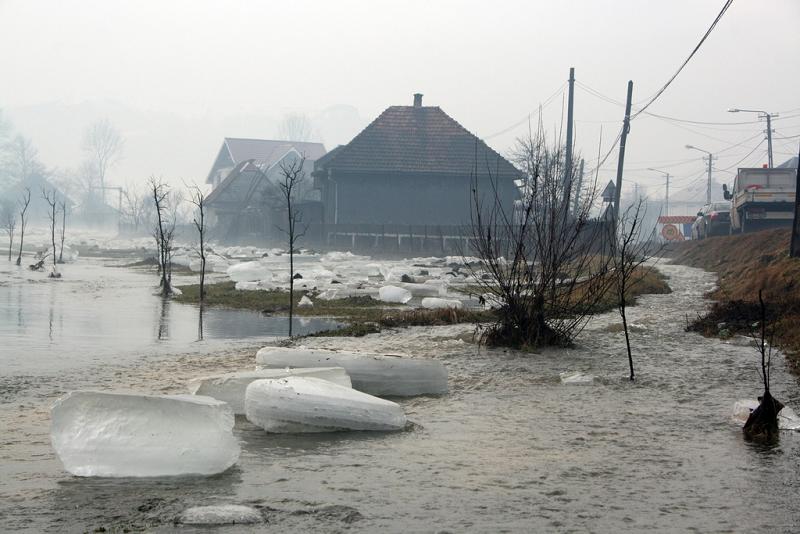 Cod galben de inundaţii în 12 bazine hidrografice, până miercuri seara