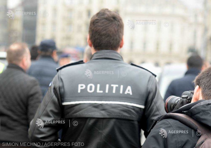 Câteva zeci de poliţişti pichetează Ministerul de Interne