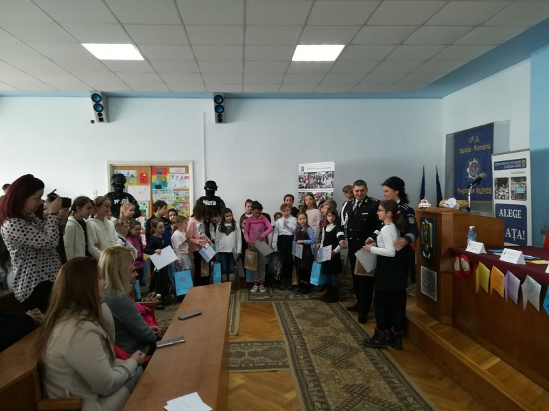 De ziua lor, polițiștii mureșeni au primit de la elevi 630 de desene și felicitări