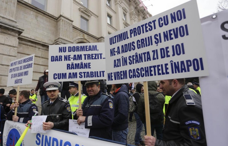 Câteva zeci de poliţişti au pichetat sediul Ministerului de Interne