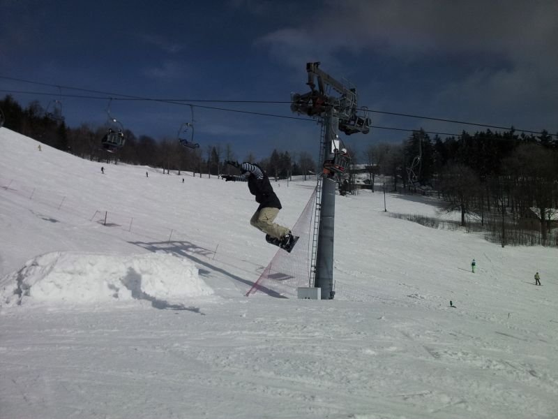 În Harghita, iubitorii sporturilor de iarnă încă se mai pot bucura de un sfârşit de săptămână în care pot folosi schiurile şi snowboard-urile