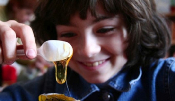 Mierea de albine polifloră va fi acordată ca supliment nutritiv pentru preşcolari şi elevii din clasele I-IV