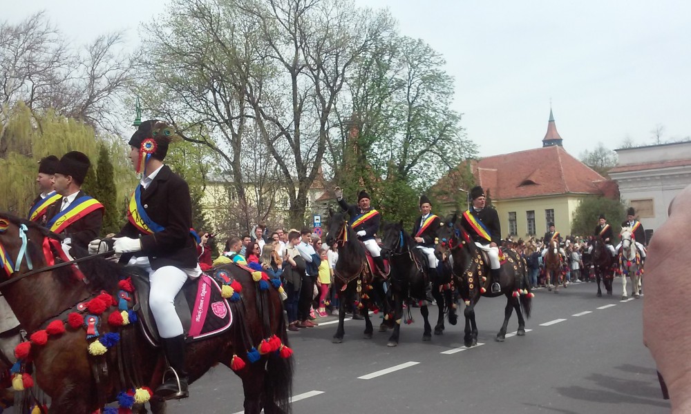 Spectacolul Junilor Braşovului a fost urmărit de mii de localnici şi turişti