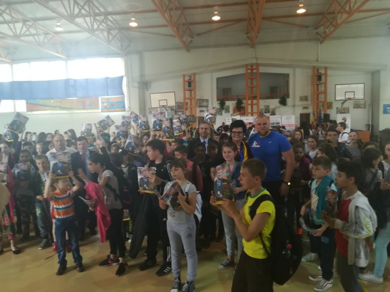 Campioni mureșeni și 1.500 de elevi au rostit la unison ”Trimiteți copiii la sport!”