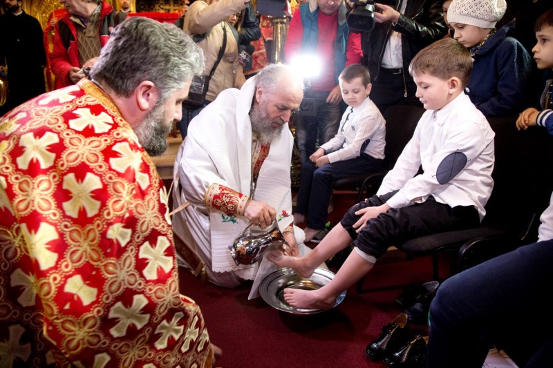 Arhiepiscopul Casian a oficiat ca în fiecare an, în Joia Mare, ritualul spălării picioarelor a 12 copii orfani