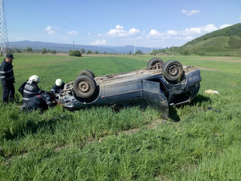 Mașină răsturnată în afara carosabilului la Brâncovenești