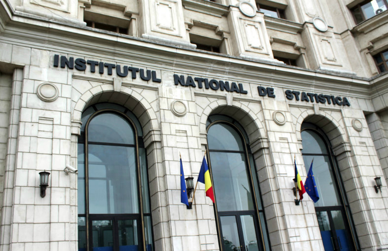 Românii câștigă în medie aproape 1000 de euro lunar