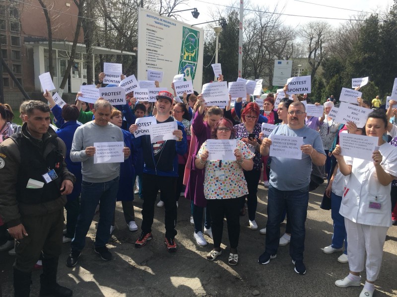 Câteva zeci de angajaţi au protestat în curtea Institutului „Marius Nasta” Câteva zeci de angajaţi au protestat în curtea Institutului „Marius Nasta”