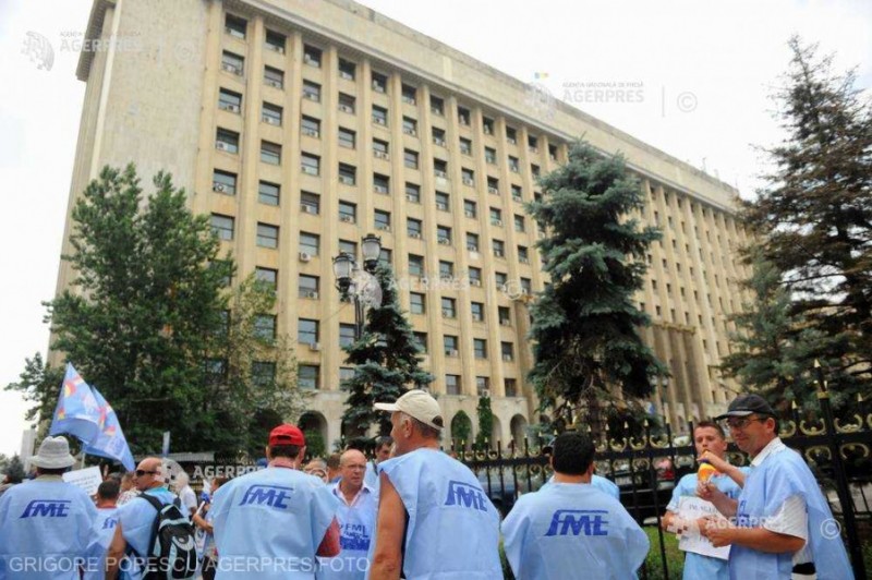 Câteva zeci de ceferişti pichetează Ministerul Transporturilor