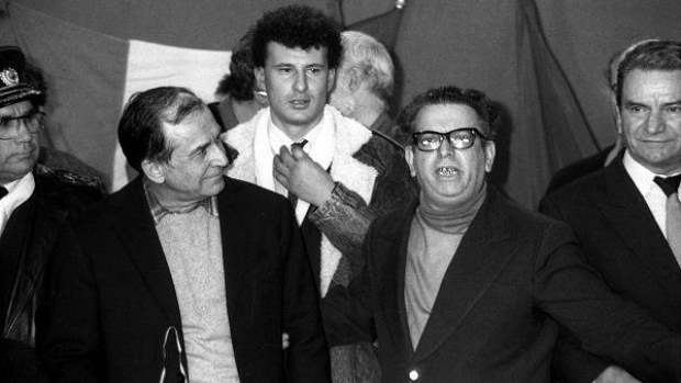 Teodor Brateş, crainicul TVR din timpul Revoluţiei, pus sub urmărire penală de procurorii militari pentru infracţiuni contra umanităţii Teodor Brateş, crainicul TVR din timpul Revoluţiei, pus sub urmărire penală de procurorii militari pentru infracţiuni contra umanităţii