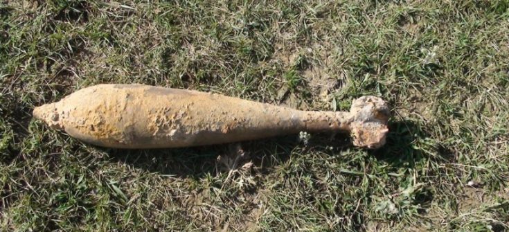 Bombă descoperită de o femeie pe marginea unui drum din Harghita
