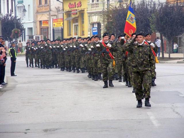 Tinerii aleg armata pentru prestigiu și siguranța materială