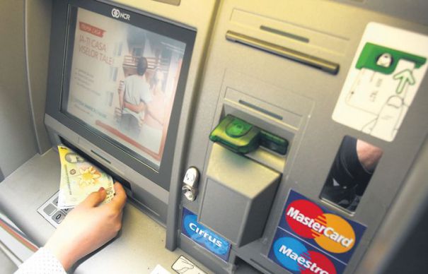 Poliţia atrage atenţia asupra modalităţilor de fraudare a cardurilor bancare