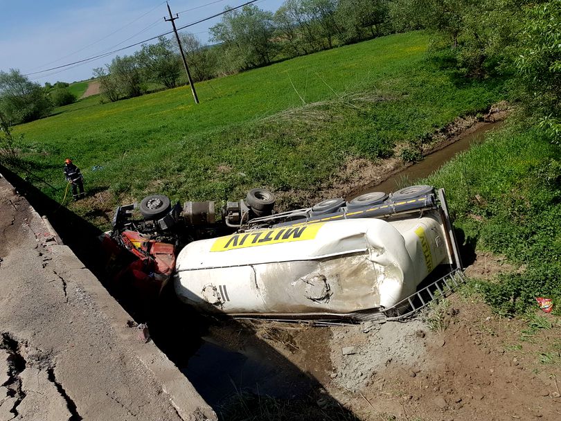 Un autocamion încărcat cu ciment s-a răsturnat într-un pârâu în jud. Brașov