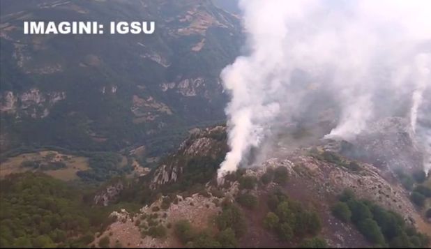 Incendiul de pădure din Domogled, Caraş-Severin, s-a extins pe parcursul nopţii