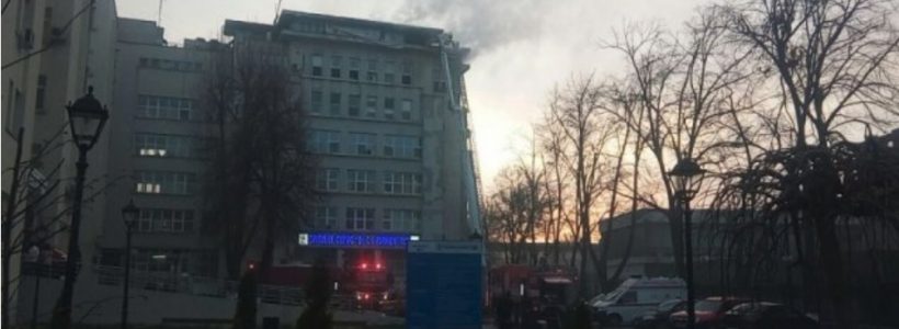 Echipaje ale ISU Iaşi au fost mobilizate, după ce acoperişul Institutului de Boli Cardiovasculare a reînceput să fumege aseară Echipaje ale ISU Iaşi au fost mobilizate, după ce acoperişul Institutului de Boli Cardiovasculare a reînceput să fumege aseară