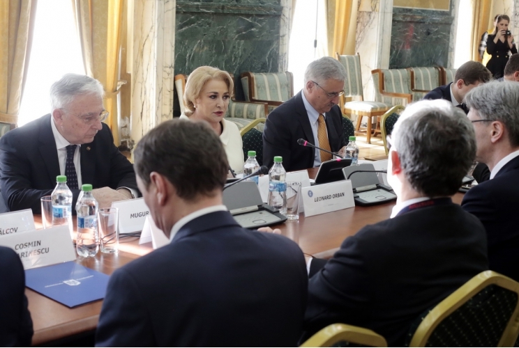 Comisia naţională pentru trecerea la moneda euro s-a reunit, astăzi, la Palatul Victoria, în prima sa şedinţă de la constituire Comisia naţională pentru trecerea la moneda euro s-a reunit, astăzi, la Palatul Victoria, în prima sa şedinţă de la constituire