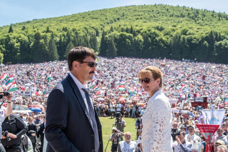 Preşedintele Ungariei, Ader Janos, şi soţia sa, Herczegh Anita, participă azi, la pelerinajul de la Şumuleu-Ciuc