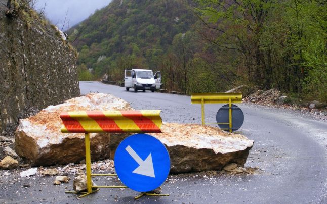 UPDATE: Maşinile surprinse de avalanşă pe Transfăgărăşan se aflau pe o porţiune de drum închisă circulaţiei publice