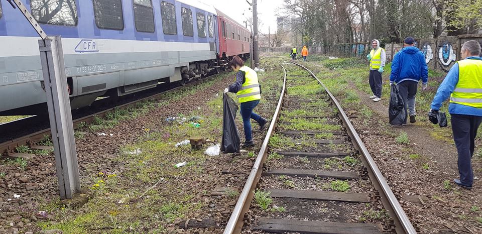 Peste 500 de tone de gunoaie, adunate în cadrul campaniei „O cale ferată curată”