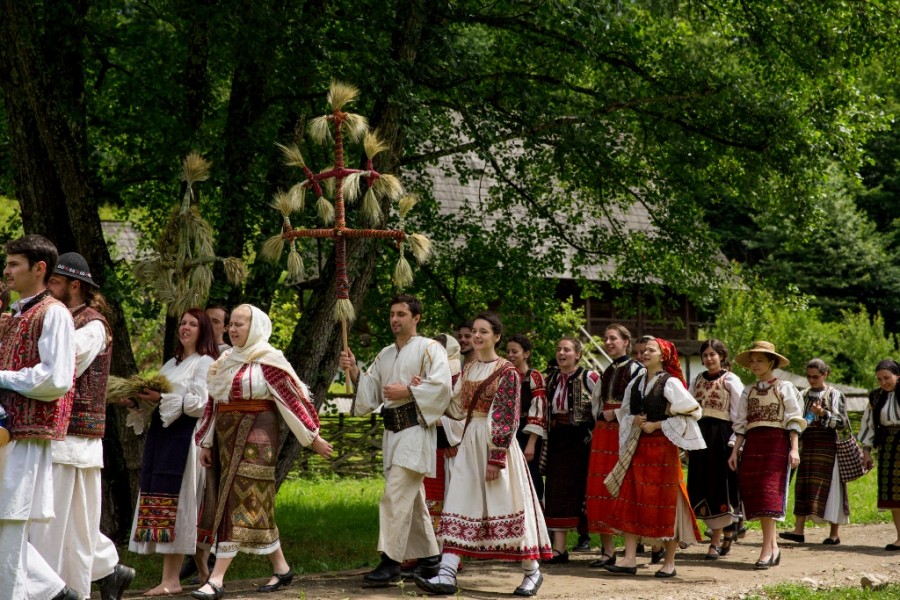 Paradă în straie populare de Ziua Costumului Tradițional, la Tîrgu Mureș Paradă în straie populare de Ziua Costumului Tradițional, la Tîrgu Mureș