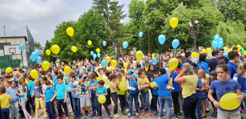 Elevii de la Gimnaziul Europa din Tg.Mureș au sărbătorit 9 mai pe ritm de zumba