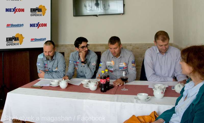 Membrii expediţiei transafricane Khumba pregătesc noi călătorii-ocolul Mării Negre, Siberia şi America de Sud Membrii expediţiei transafricane Khumba pregătesc noi călătorii-ocolul Mării Negre, Siberia şi America de Sud