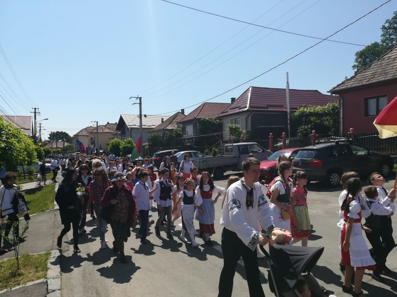 Copiii din Reghin duc mai departe tradiția sărbătorii săsești Copiii din Reghin duc mai departe tradiția sărbătorii săsești