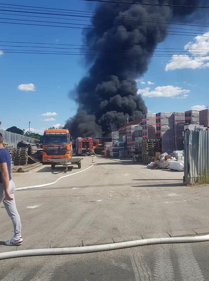 UPDATE Incendiu la un depozit de materiale de construcții din Tîrgu-Mureș