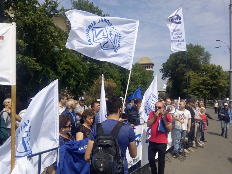 Peste o sută de sindicalişti din industria de apărare pichetează sediul Guvernului