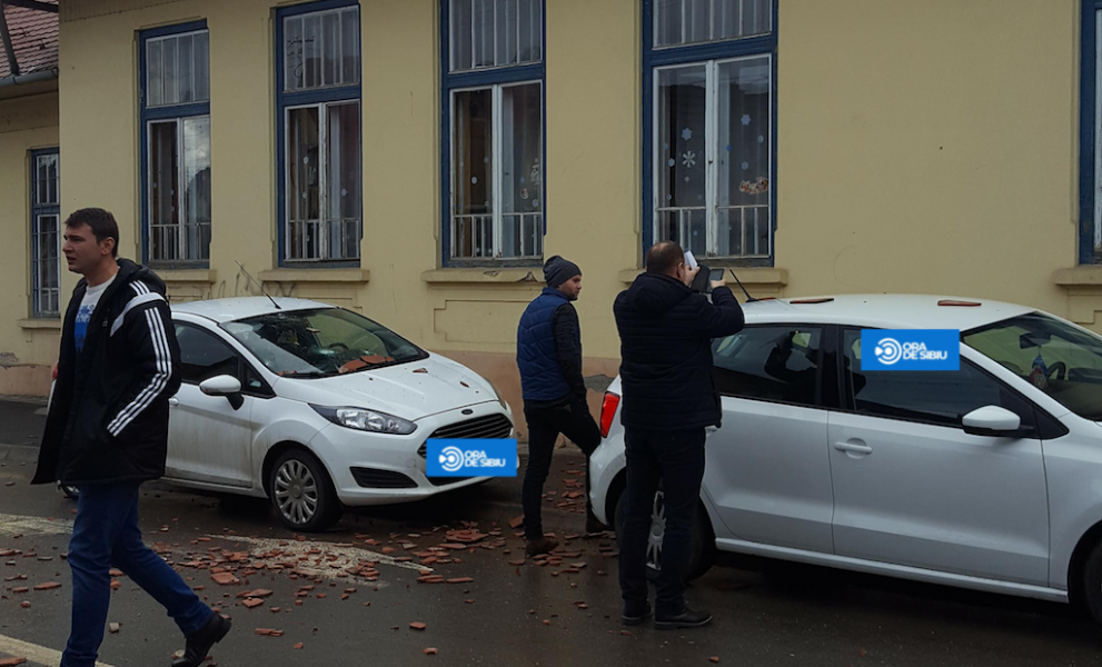 Două autoturisme, avariate la Sibiu din cauza unor ţigle căzute de pe un acoperiş