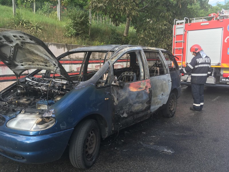 Un autoturism a ars în totalitate în Tg. Mureș Un autoturism a ars în totalitate în Tg. Mureș