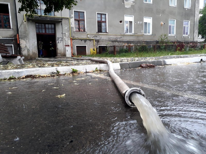 Braşov: 11 locuinţe dintr-un bloc din Bod – inundate