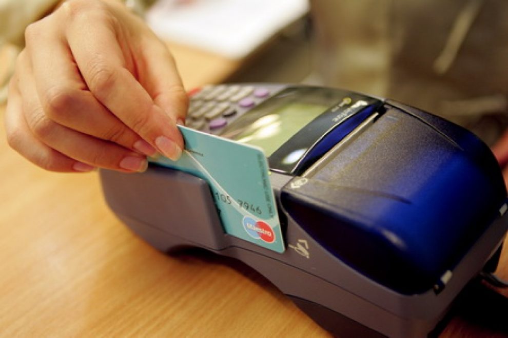 A intrat în vigoare legea care îi obligă pe comercianţi să accepte plata cu cardul A intrat în vigoare legea care îi obligă pe comercianţi să accepte plata cu cardul