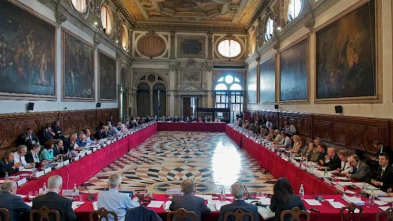 Curtea Constituţională a decis să sesize Comisia de la Veneţia