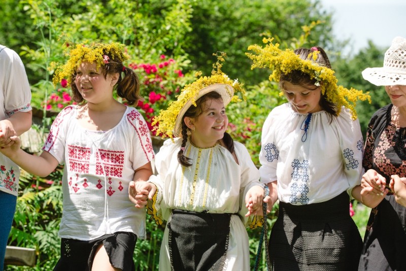 Vizitatorii îmbrăcaţi în ie au acces gratuit duminică în Muzeul Astra din Sibiu