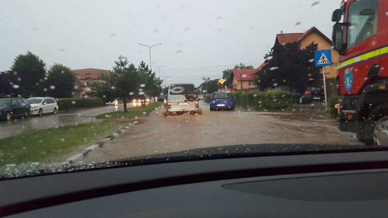 Braşov: Subsoluri de locuinţe, beciuri şi străzi inundate în oraşele Codlea şi Zărneşti Braşov: Subsoluri de locuinţe, beciuri şi străzi inundate în oraşele Codlea şi Zărneşti