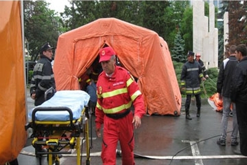 UPDATE Un pompier de la ISU Cluj a fost rănit uşor, după ce o cutie suspectă, aflată lângă maşina sa, a explodat