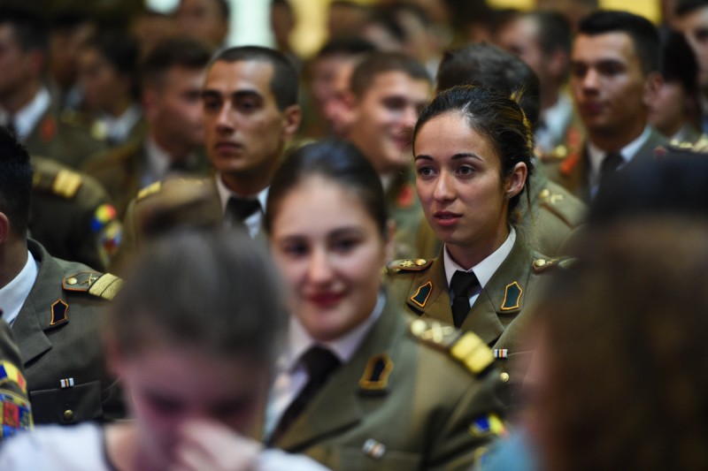 Militari NATO din România, spectatori la Festivalul Internaţional de Teatru
