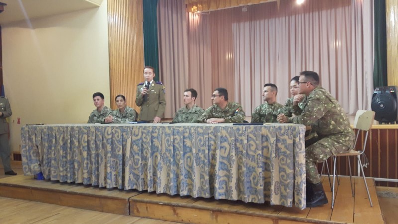 Soldați americani și români le vorbesc elevilor despre meseria de militar Soldați americani și români le vorbesc elevilor despre meseria de militar