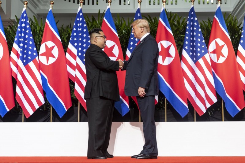 Summitul istoric dintre preşedintele american Donald Trump şi liderul nord-coreean Kim Jong-un a început în Singapore