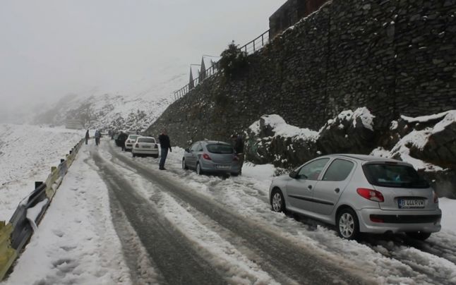 Este zăpadă pe Transfăgărăşan