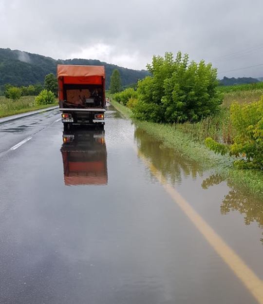 Apă pe carosabil la Răstolița și Sânpetru de Câmpie