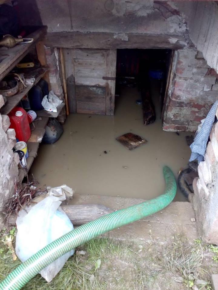 Pivnițe inundate în localitatea mureșeană Cornești