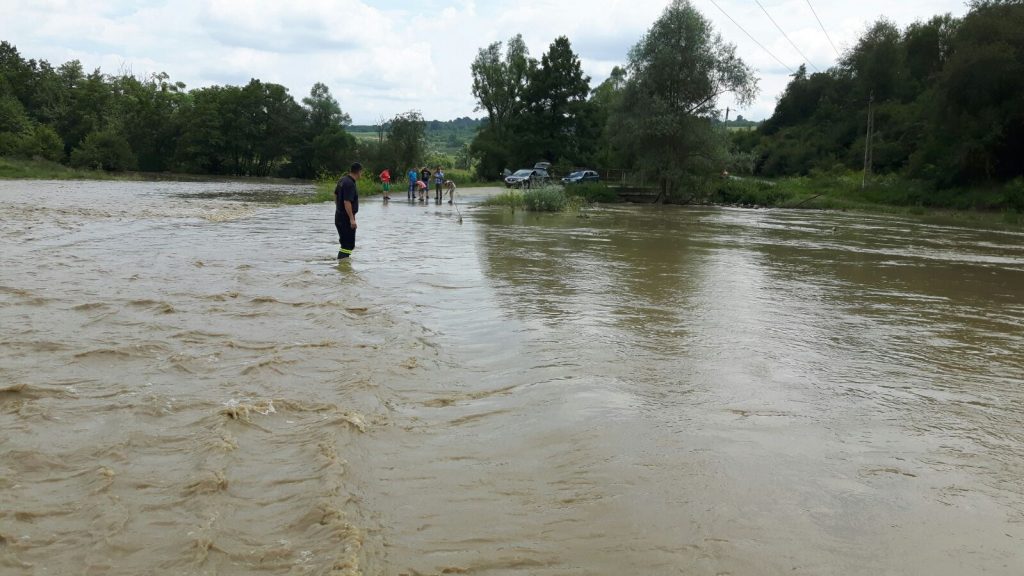 Ploile au creat probleme în mai multe judeţe din ţară
