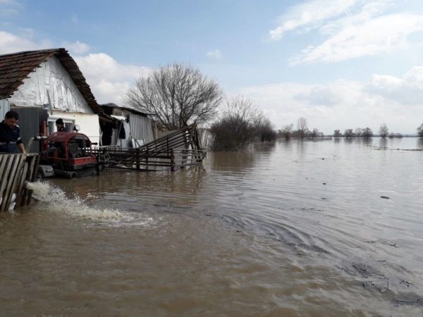 Mai multe gospodării afectate de inundații și două persoane evacuate în localități de lângă Făgăraș Mai multe gospodării afectate de inundații și două persoane evacuate în localități de lângă Făgăraș